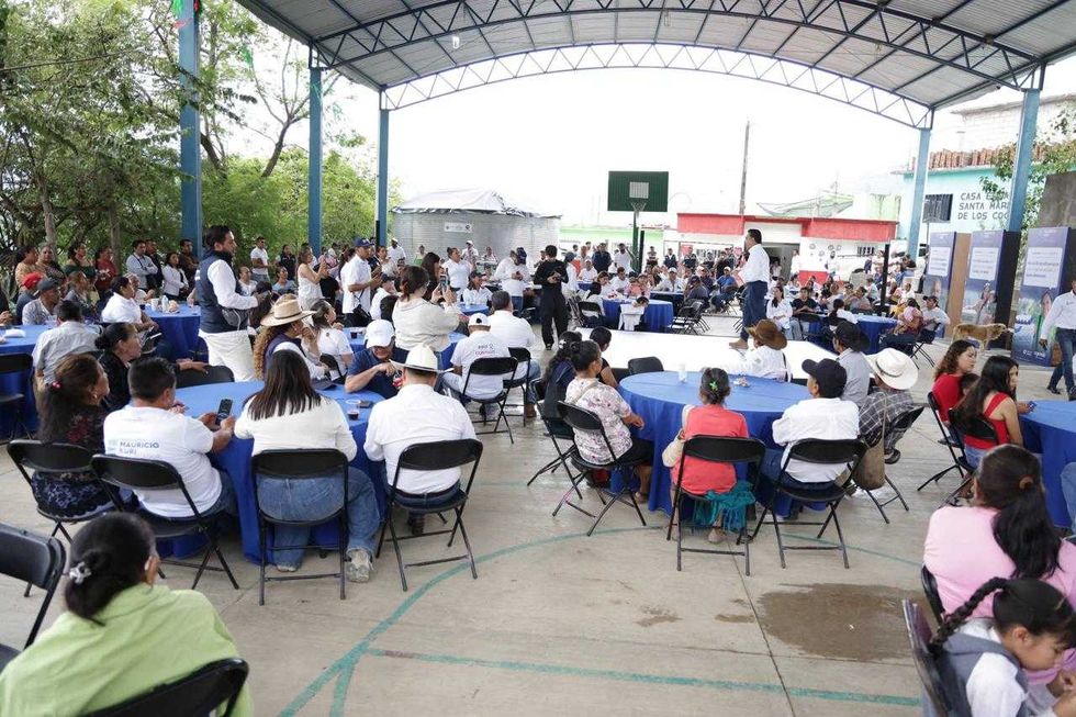 Habitantes de Santa Mar\u00eda de los Cocos, en Arroyo Seco, durante encuentro con el gobierno de Quer\u00e9taro