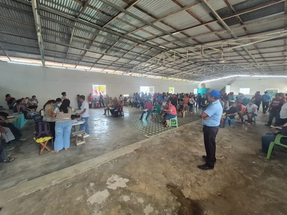 Habitantes rurales participan en una asamblea dentro de un sal\u00f3n comunitario