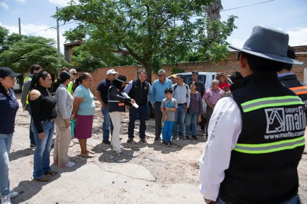 Habitantes y funcionarios municipales observan el arranque de obra en La Llave