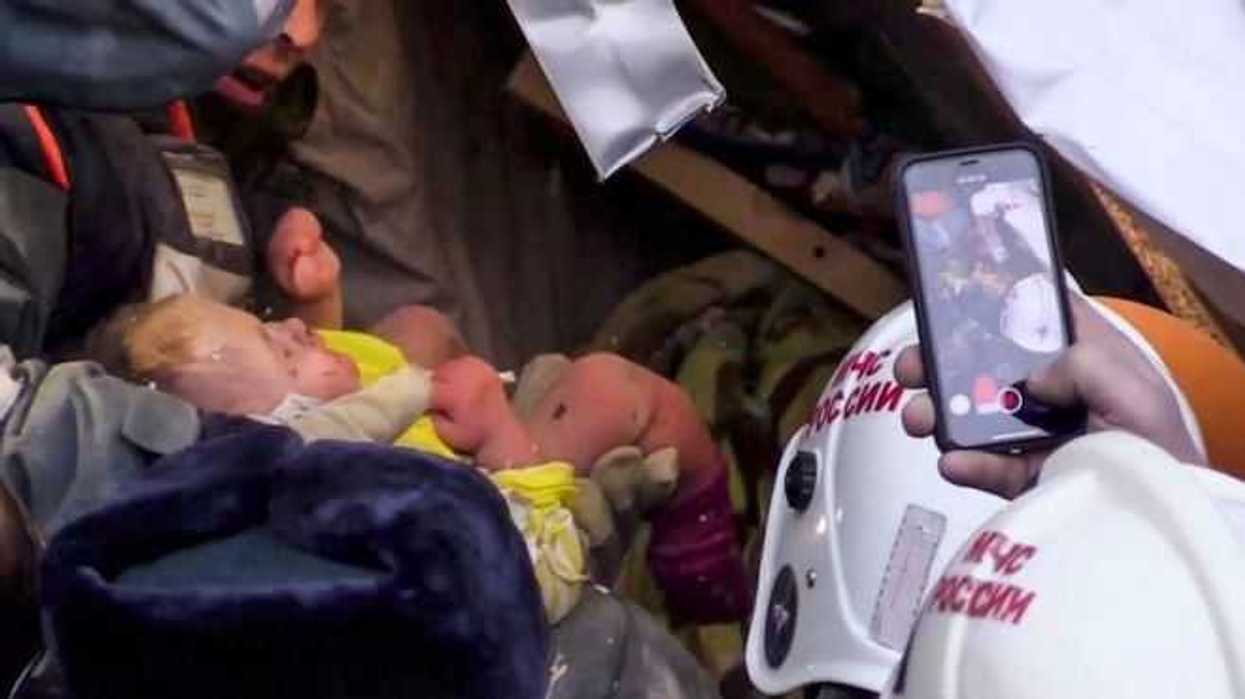 hallan-a-bebe-vivo-entre-los-escombros-de-edificio-colapsado-en-rusia