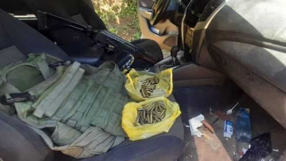 Hallan camioneta abandonada con ‘cuerno de chivo’ y cartuchos en Jalisco.