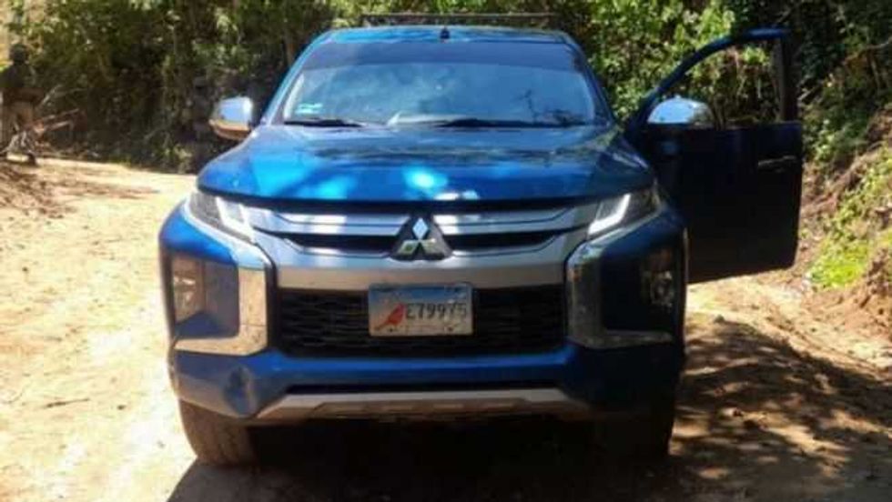 Hallan camioneta abandonada con ‘cuerno de chivo’ y cartuchos en Jalisco.