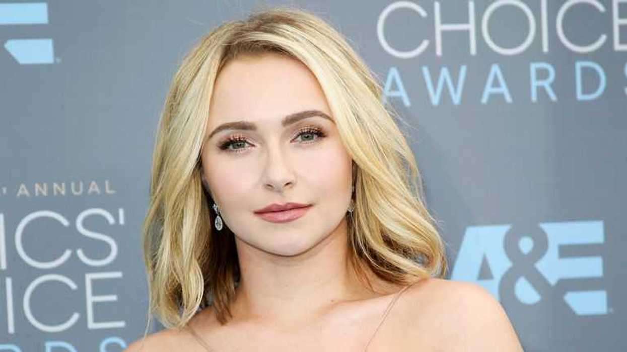 Hayden Panettiere en la alfombra roja de los Critics' Choice Awards, retrato de la actriz de la serie Héroes.