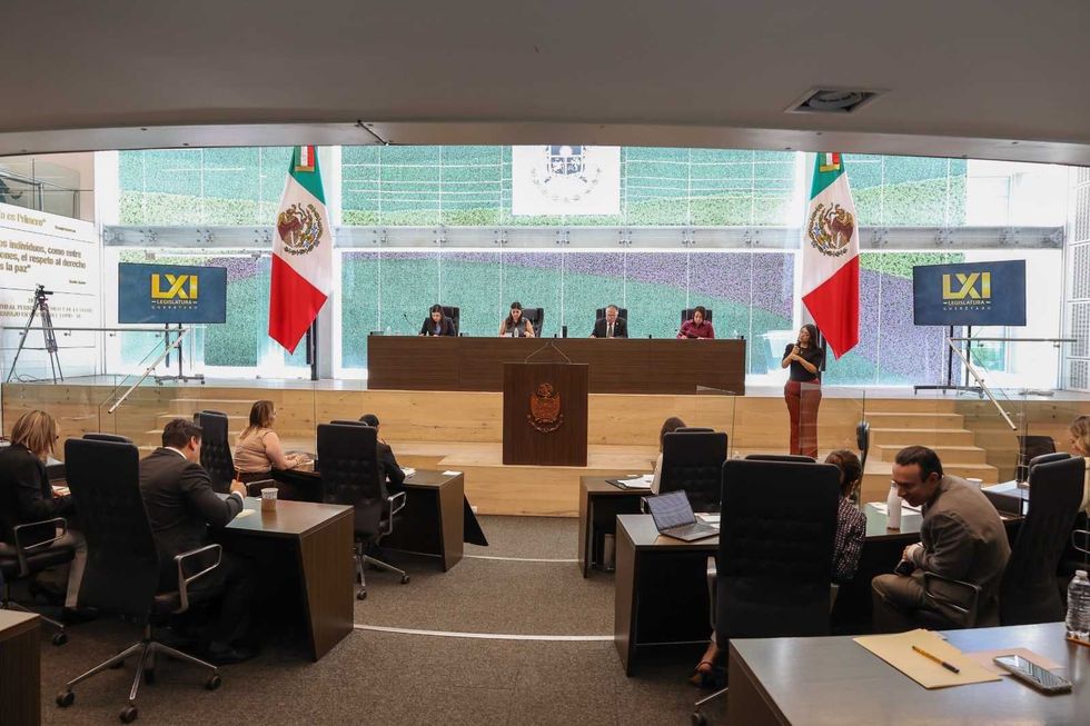 Hemiciclo de la LXI Legislatura de Quer\u00e9taro en sesi\u00f3n de pleno, con legisladores de pie, agosto de 2026