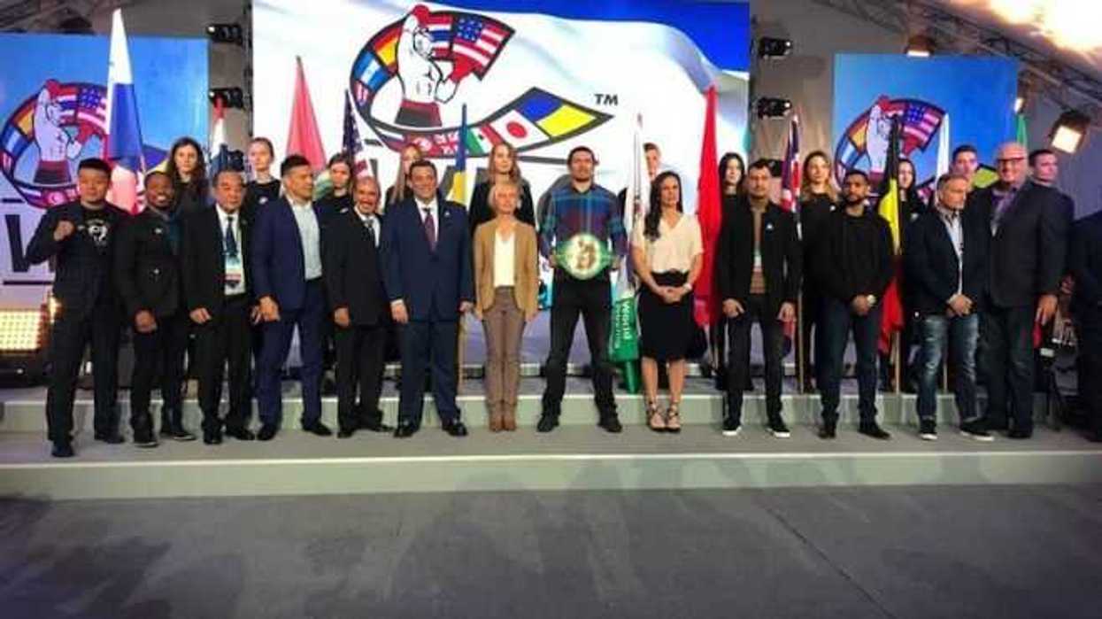 hermanos-klitschko-y-lennox-lewis-se-roban-show-en-convencion-de-cmb