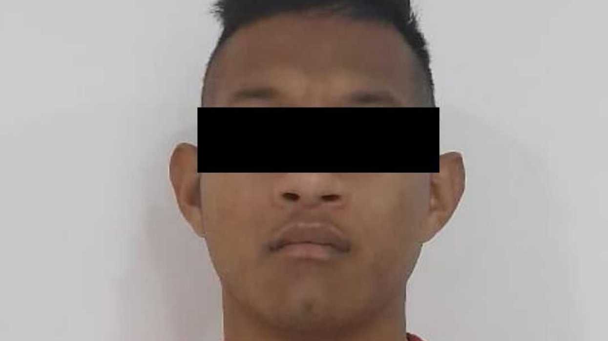 Hombre con camisa roja y ojos cubiertos, fotografiado por la Fiscalía General del Estado de Oaxaca tras fallo condenatorio por desaparición cometida por particulares