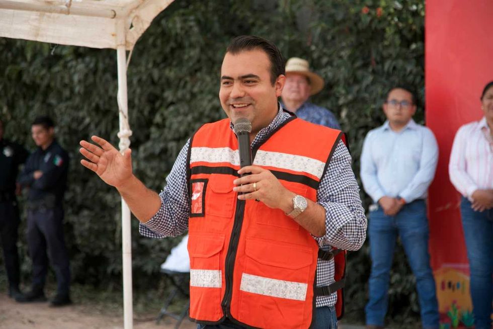 Hombre con chaleco naranja y micr\u00f3fono habla durante el arranque de la planta de tratamiento de aguas residuales de El Blanco, Col\u00f3n.