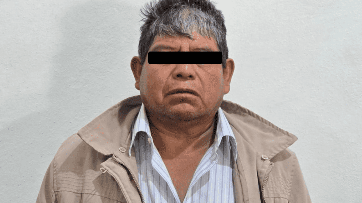 Hombre con chamarra beige y los ojos cubiertos, detenido por tentativa de feminicidio en la Mixteca de Oaxaca