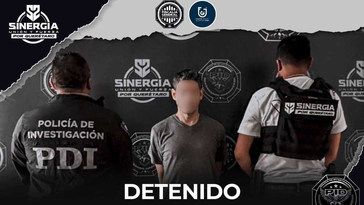 Hombre con el rostro difuminado, custodiado por un agente con chamarra de la Policía de Investigación y un elemento con chaleco de Sinergia, tras su detención en Querétaro por una orden de aprehensión de la Ciudad de México por narcomenudeo.