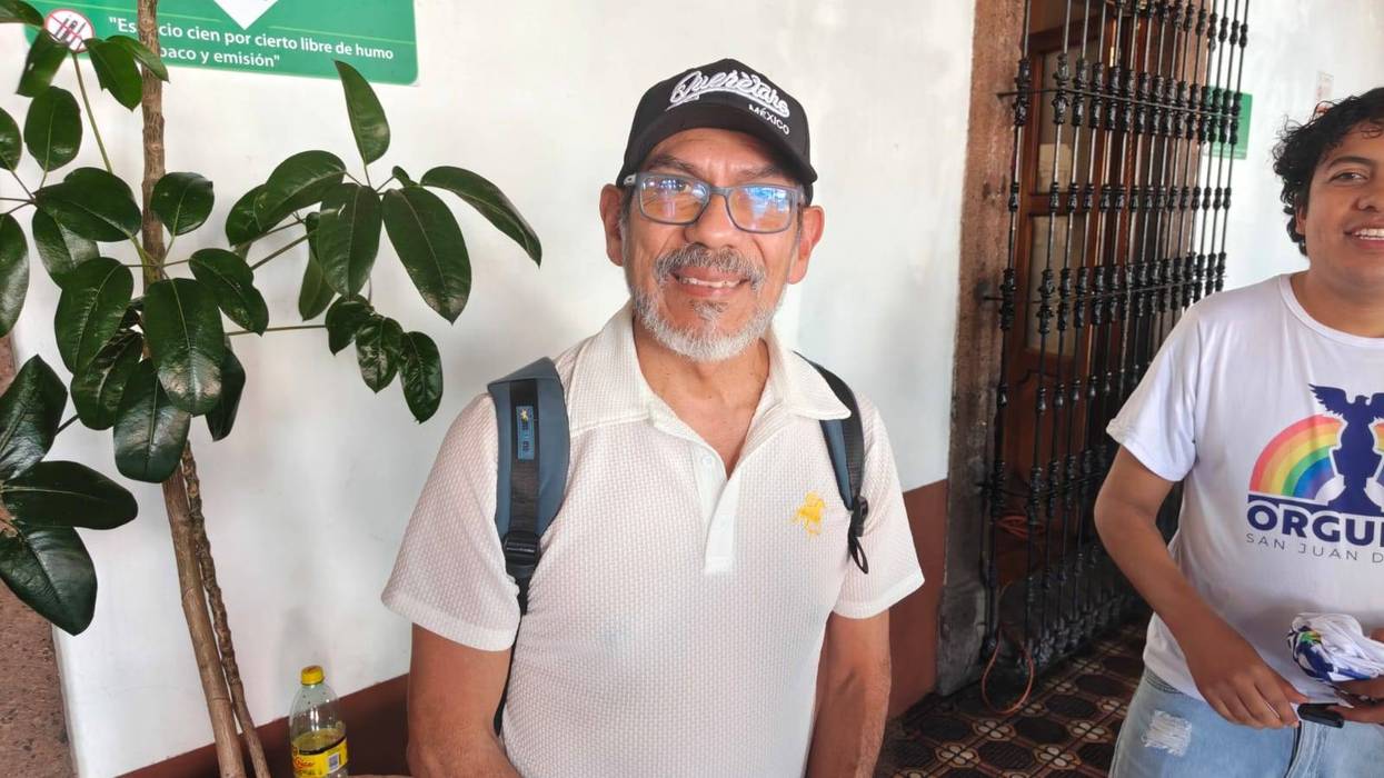 Hombre con gorra y lentes sonríe; colectivo denuncia ante el IEEQ falta de acciones afirmativas en Querétaro