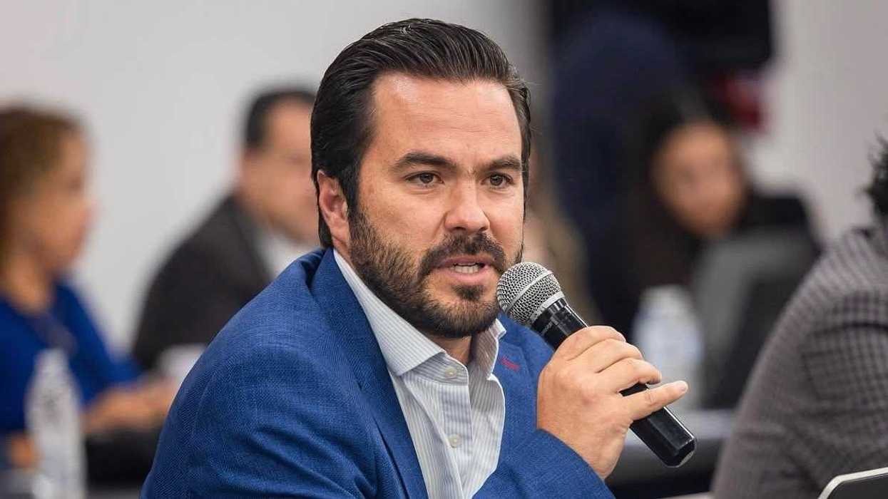 Hombre con saco azul habla ante un micrófono durante un posicionamiento sobre seguridad en Querétaro