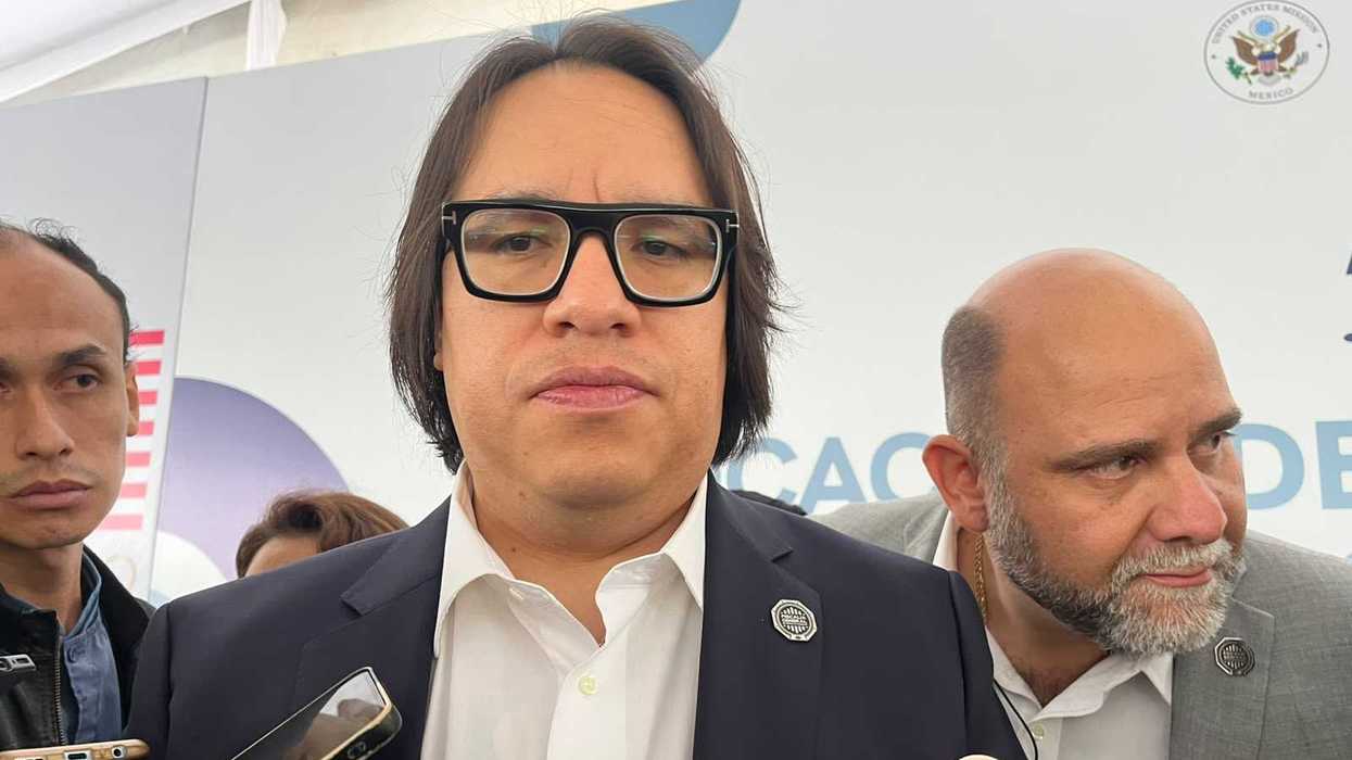Hombre con saco oscuro responde a reporteros en entrevista sobre la imputación por tentativa de homicidio a un alumno