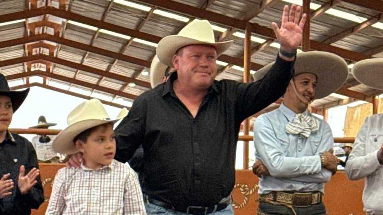 Hombre con sombrero saluda al público en la charreada del Lienzo Charro JESAR, San Juan del Río