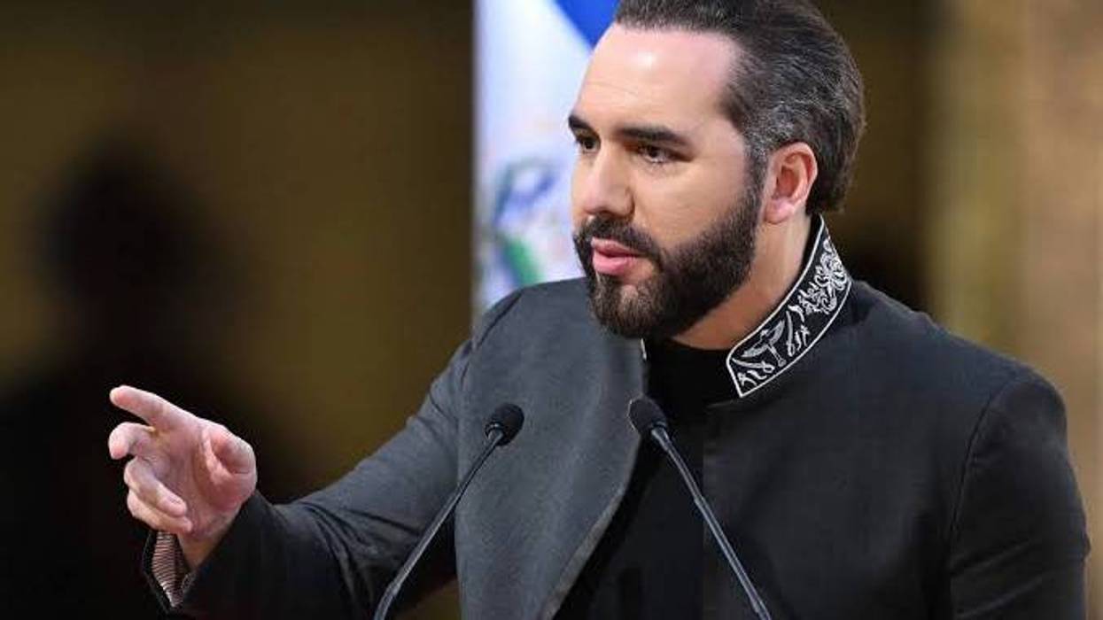 Hombre de barba y saco oscuro habla ante dos micrófonos, con una bandera al fondo; despliegue salvadoreño en Haití