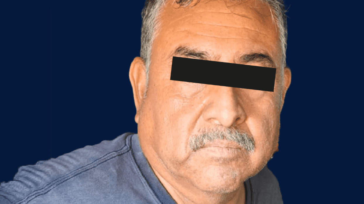 Hombre de cabello canoso y bigote, con una franja negra sobre los ojos, ante un fondo azul marino; caso del excomisionado de Juchitán vinculado a proceso.