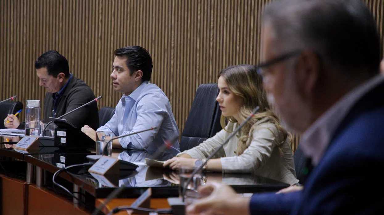 Hombre de camisa azul con las manos entrelazadas en la mesa del Cabildo de Querétaro, en la sesión sobre el FIQMA