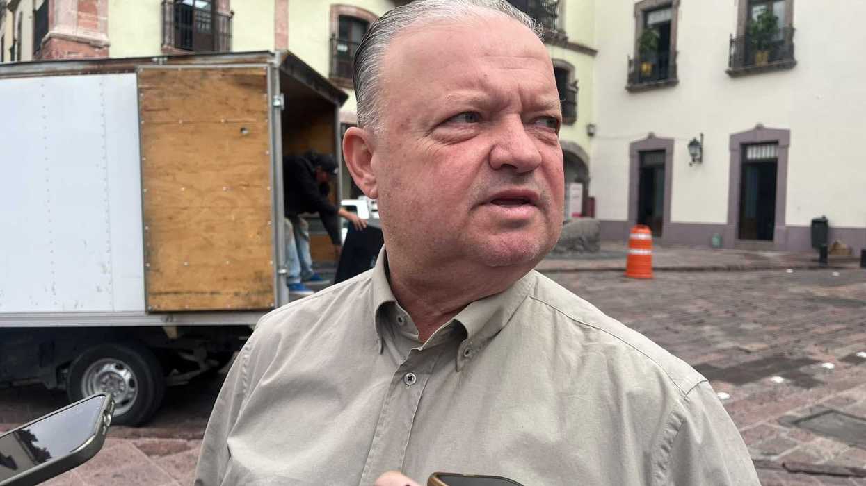 Hombre de camisa beige ofrece entrevista a reporteros sobre la apertura de la Cuesta China en la autopista México-Querétaro