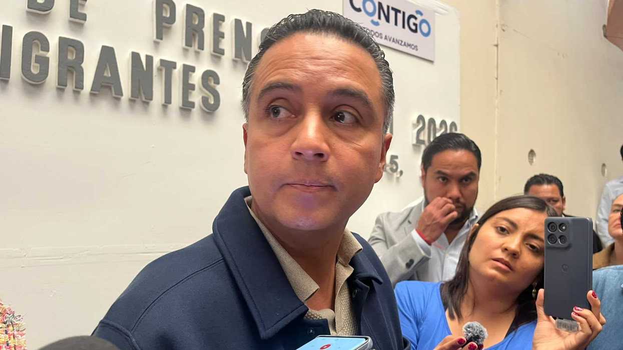 Hombre de chamarra azul responde a reporteros sobre la caída de trabes en el puente de El Chilar, Tolimán