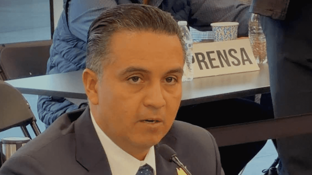 Hombre de traje y corbata habla frente a un micrófono; veto a la Ley de Identidad de Género en Querétaro