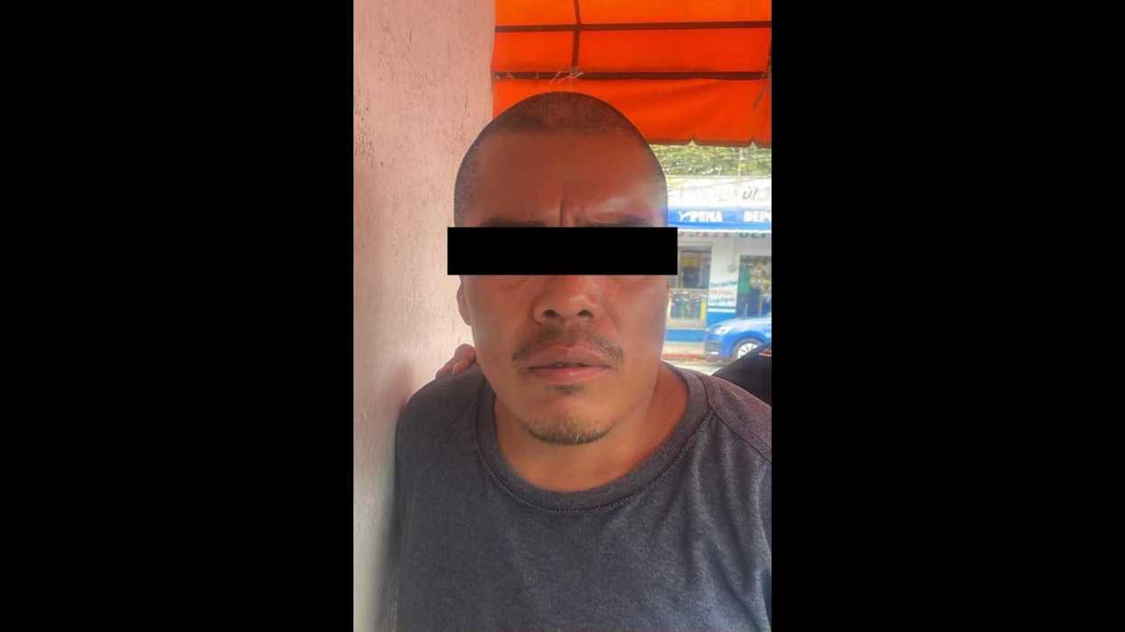 Hombre detenido con el rostro parcialmente cubierto, imputado por el feminicidio de Claudia Tacoronte en Cuautla, Morelos