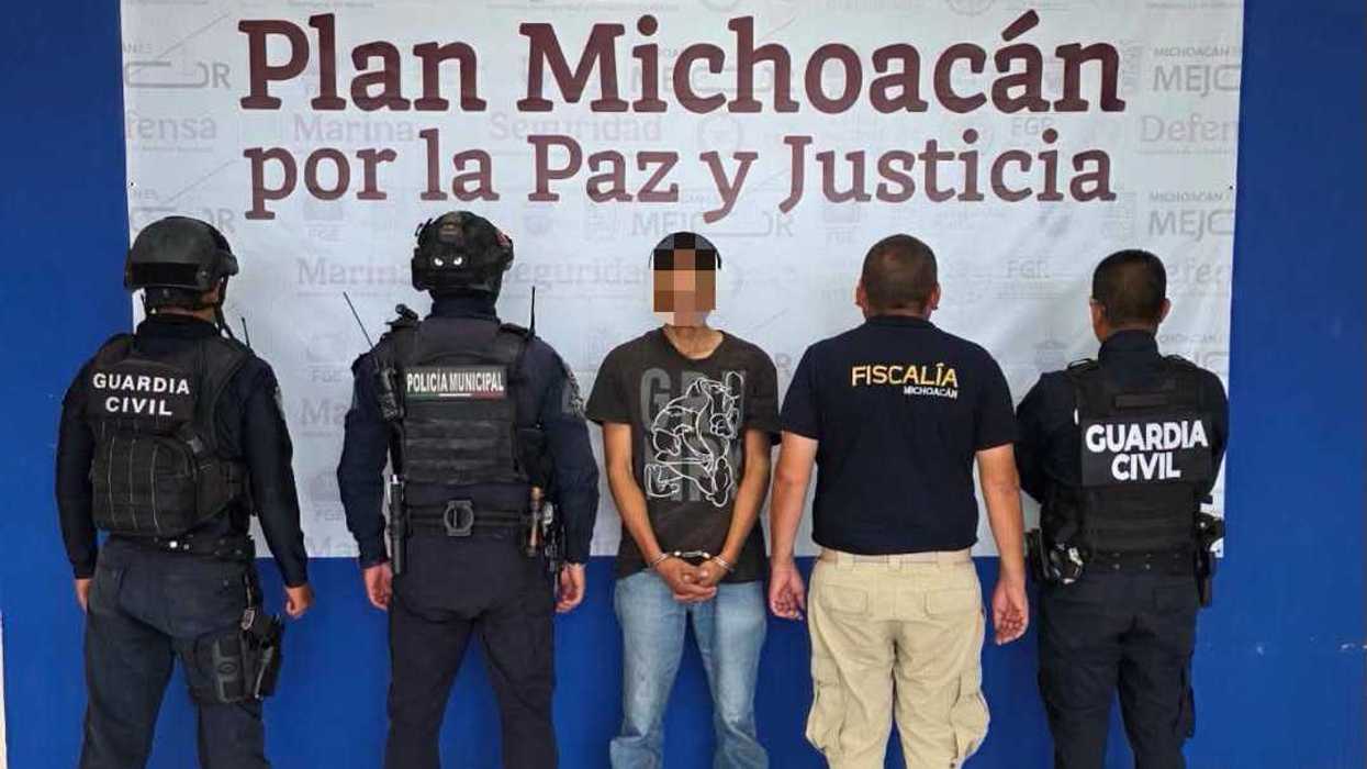 Hombre detenido con rostro cubierto es custodiado por Guardia Civil, Policía Municipal y Fiscalía de Michoacán en Zamora