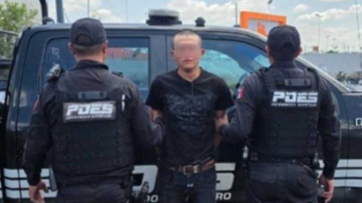 Hombre detenido es trasladado por elementos de la Policía Estatal en la colonia Las Hadas, Querétaro
