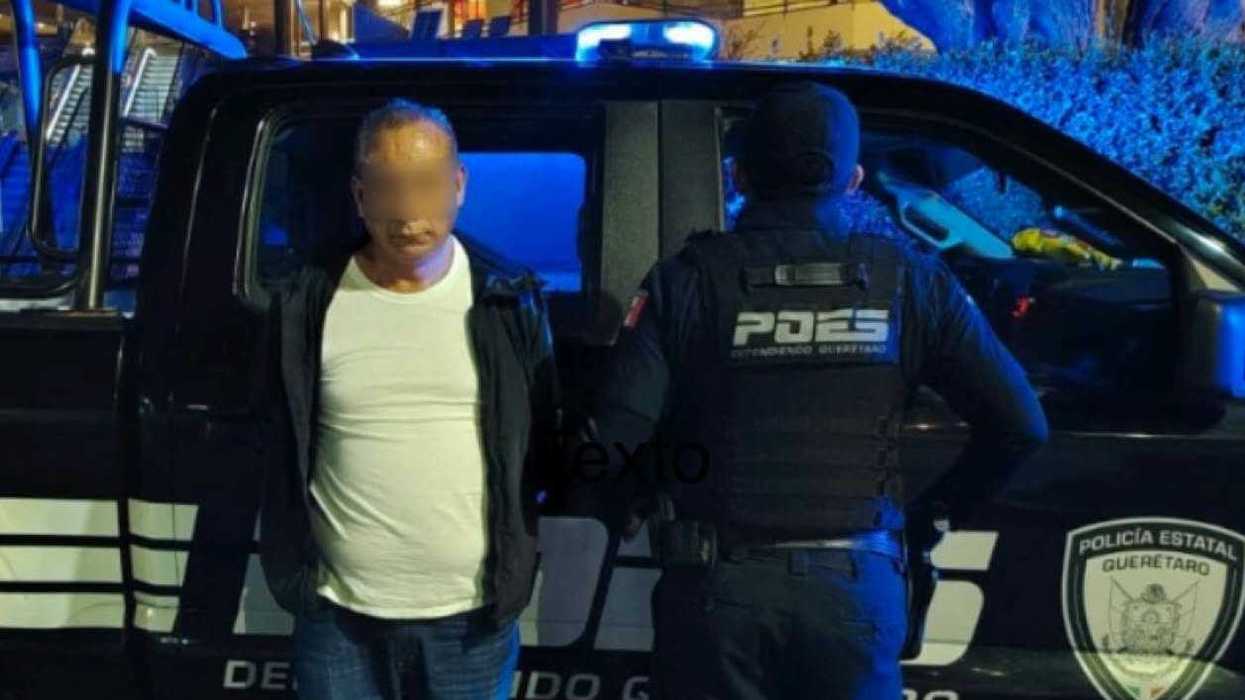 Hombre detenido por acoso sexual, con el rostro difuminado, junto a una patrulla de la Policía Estatal de Querétaro tras el señalamiento de una mujer en una tienda de La Purísima.
