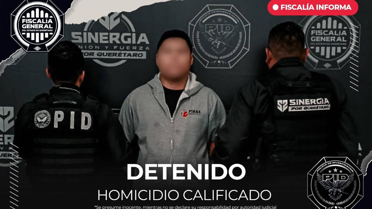 Hombre detenido por homicidio calificado, con el rostro difuminado, entre dos agentes de la PID en Querétaro