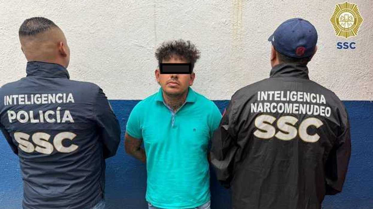 Hombre detenido por la SSC entre dos oficiales con chamarras de Inteligencia Policial en la colonia Morelos, CDMX