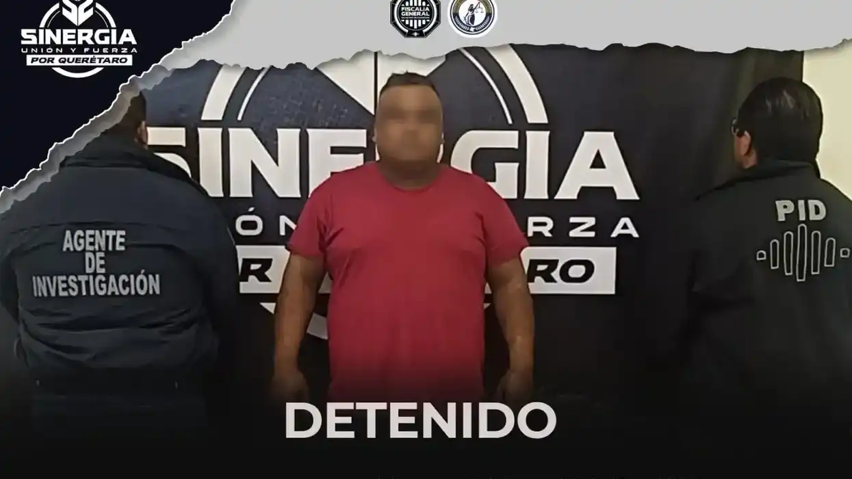 Hombre detenido por policías de investigación frente a lona de Sinergia Querétaro