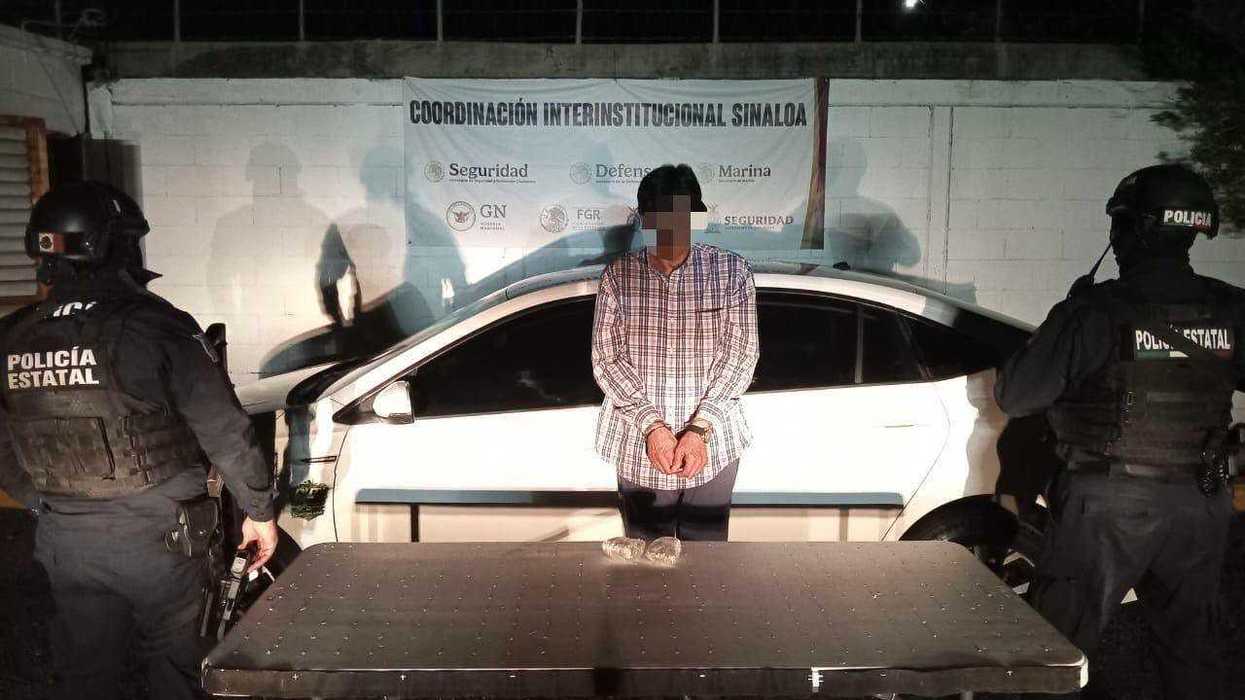 Hombre detenido por policías estatales tras el aseguramiento de presunta marihuana en un operativo en Culiacán, Sinaloa