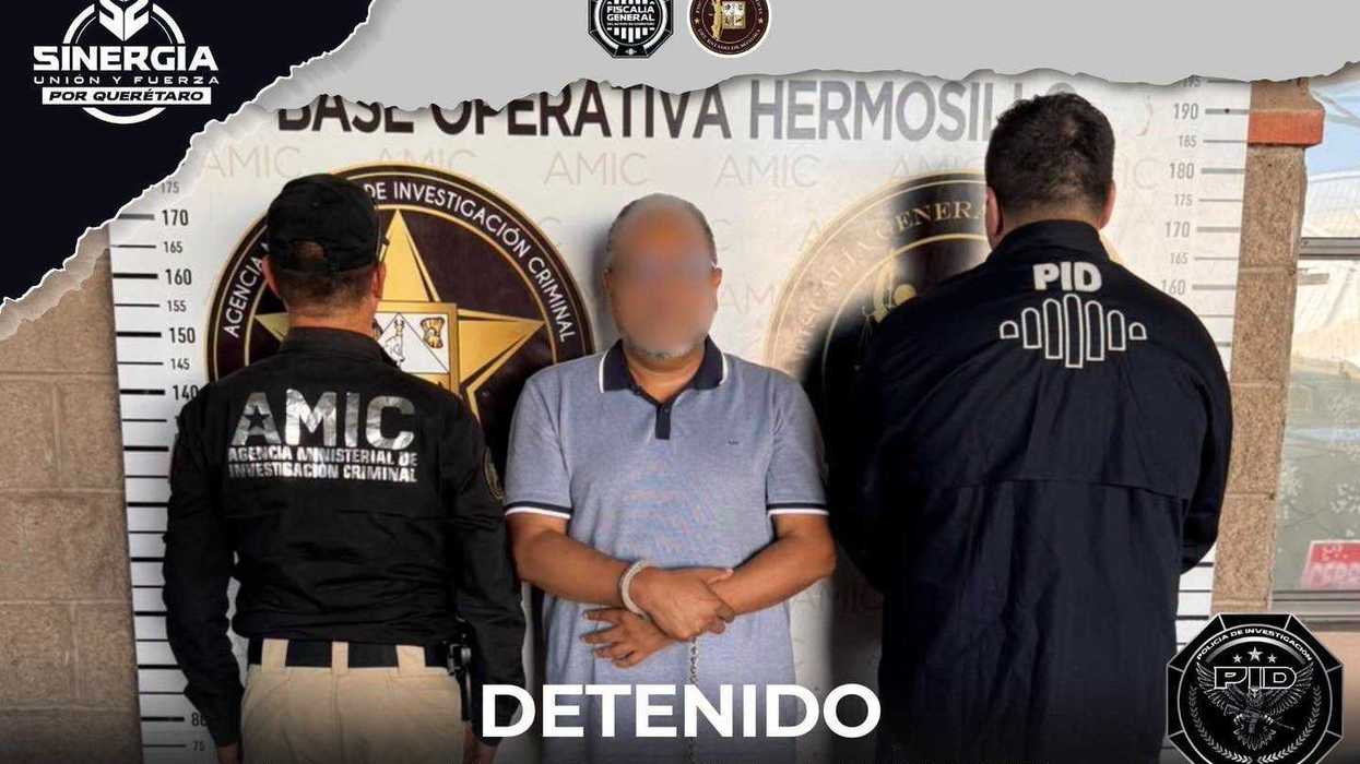 Hombre esposado es custodiado por agentes de la Policía de Investigación tras detención en Hermosillo, Sonora
