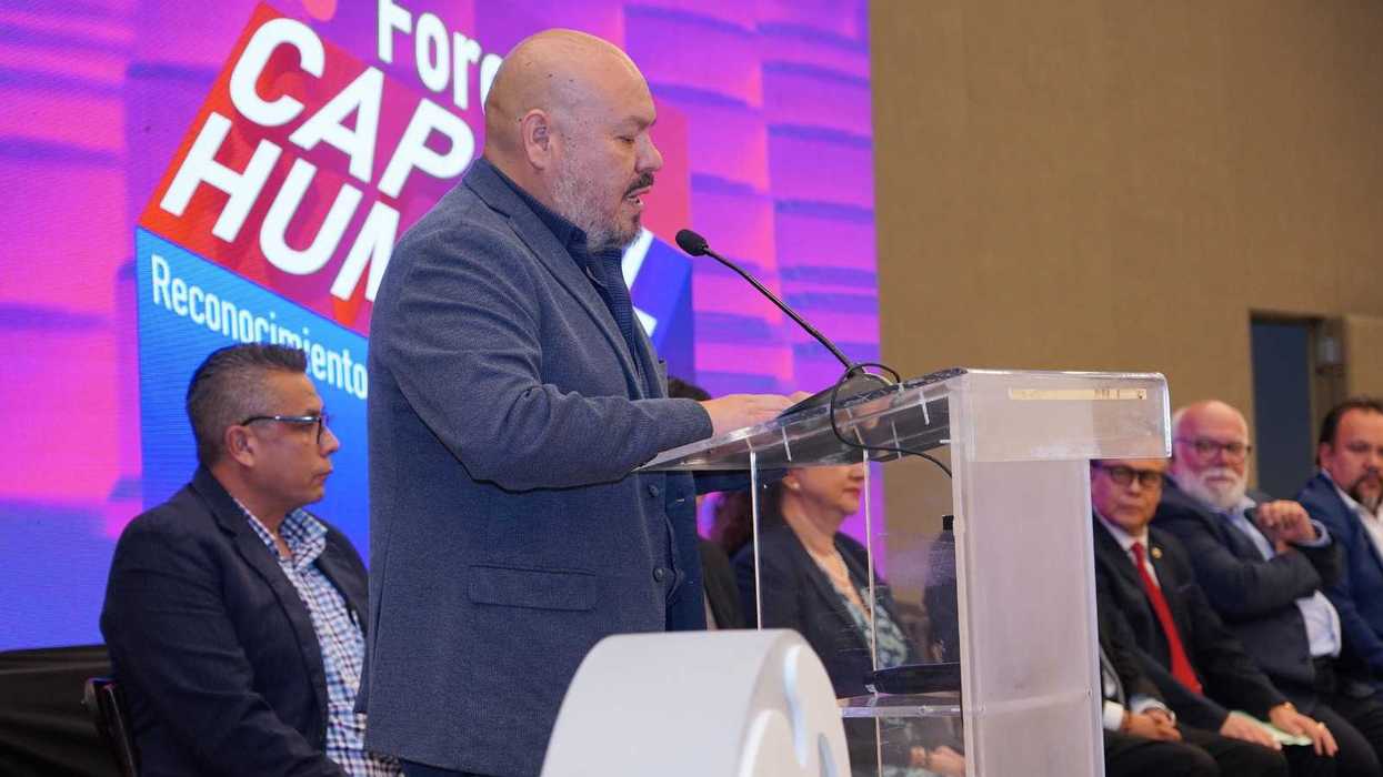 Hombre habla desde el podio del 10º Foro de Capital Humano de CANACINTRA, con pantalla del evento al fondo.