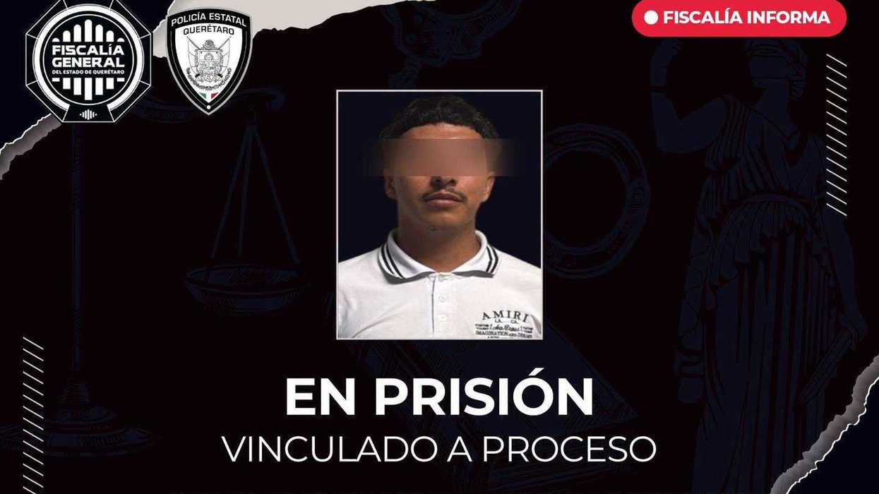 Hombre identificado como Jonathan, con el rostro cubierto, aparece en tarjeta oficial de la Fiscalía de Querétaro tras ser vinculado a proceso