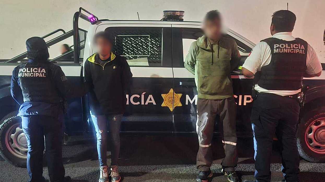 Hombre y mujer detenidos por presunto robo de scooter en Colinas del Cimatario, Querétaro, junto a elementos de la Policía Municipal.