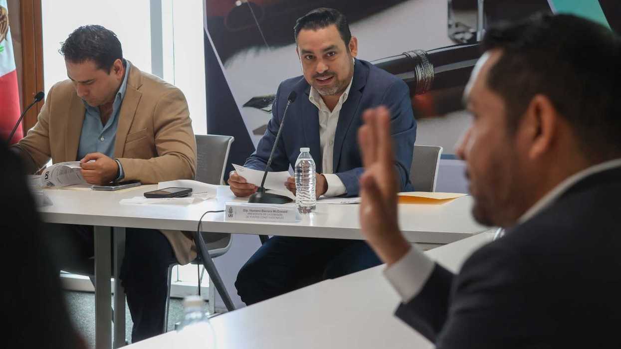 Homero Barrera McDonald y Eric Silva Hernández, integrantes de la Comisión de Puntos Constitucionales, durante sesión del Constituyente Permanente en Querétaro