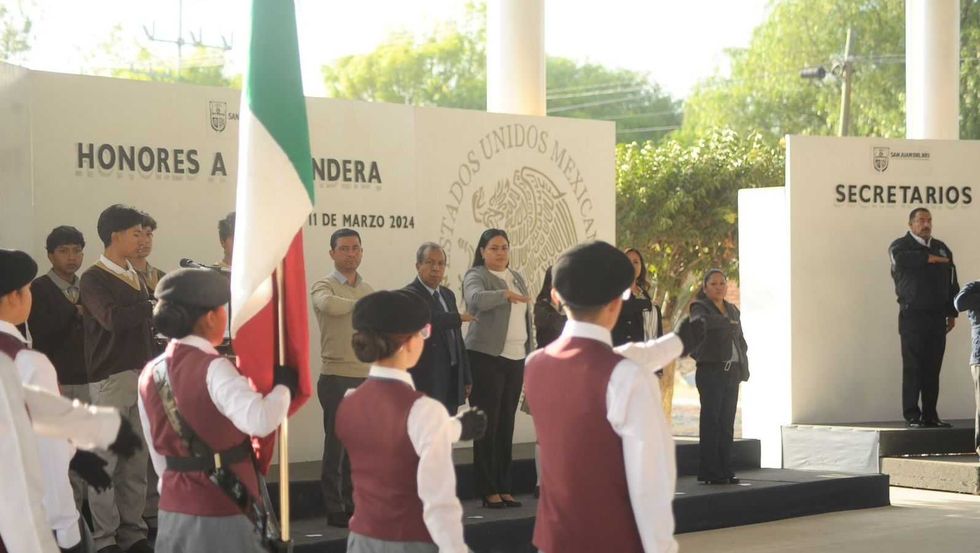 Honores a la Bandera en histórica escuela de San Juan del Río.