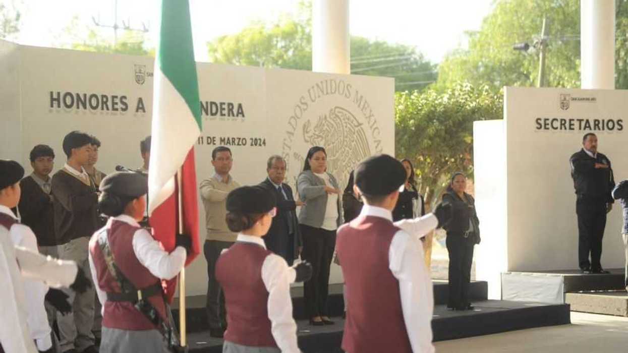 Honores a la Bandera en histórica escuela de San Juan del Río.