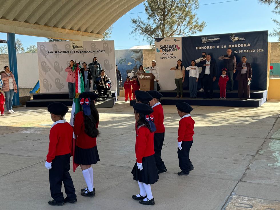 Honores a la bandera en jard\u00edn de ni\u00f1os Mar\u00eda Oropesa Hermida en San Sebasti\u00e1n de las Barrancas Norte San Juan del R\u00edo
