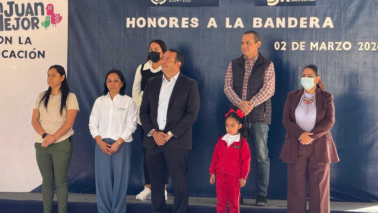 Honores a la bandera en jardín de niños María Oropesa Hermida en San Sebastián de las Barrancas Norte San Juan del Río