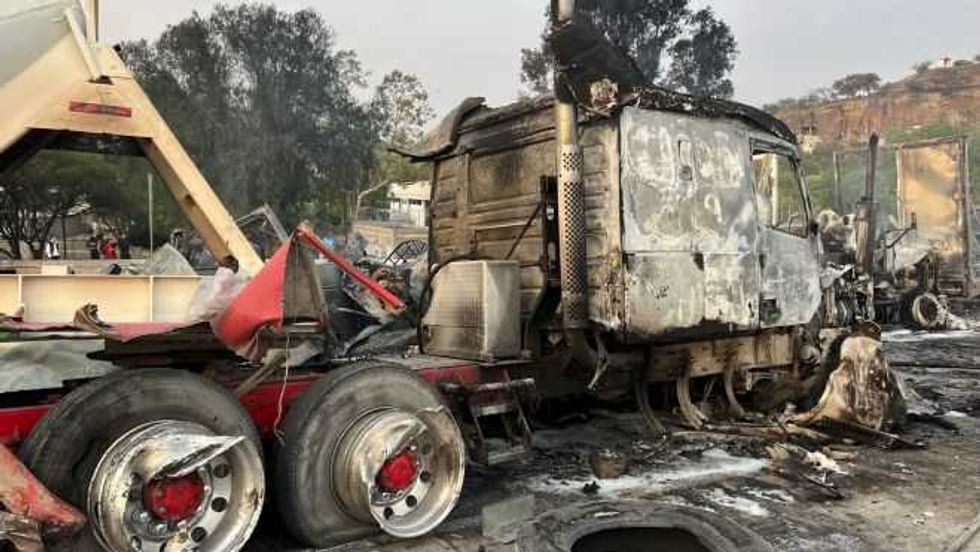 Hornaza en la México Querétaro: Más de 10 vehículos incendiados y por lo menos dos muertos que no pudieron salir de la zona del percance.