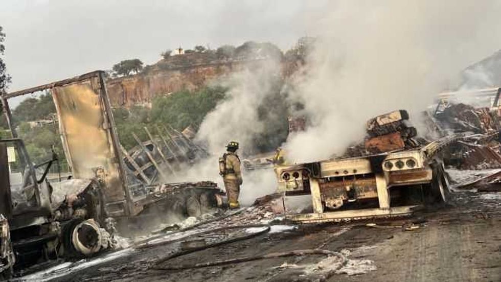 Hornaza en la México Querétaro: Más de 10 vehículos incendiados y por lo menos dos muertos que no pudieron salir de la zona del percance.