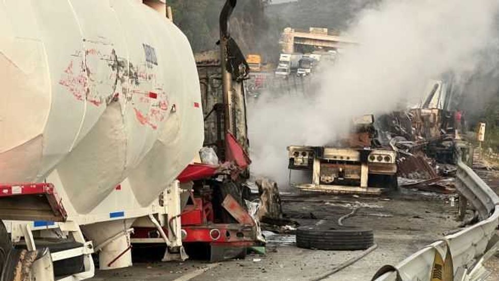 Hornaza en la México Querétaro: Más de 10 vehículos incendiados y por lo menos dos muertos que no pudieron salir de la zona del percance.