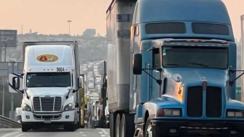 Hornaza en la México Querétaro: Más de 10 vehículos incendiados y por lo menos dos muertos que no pudieron salir de la zona del percance.