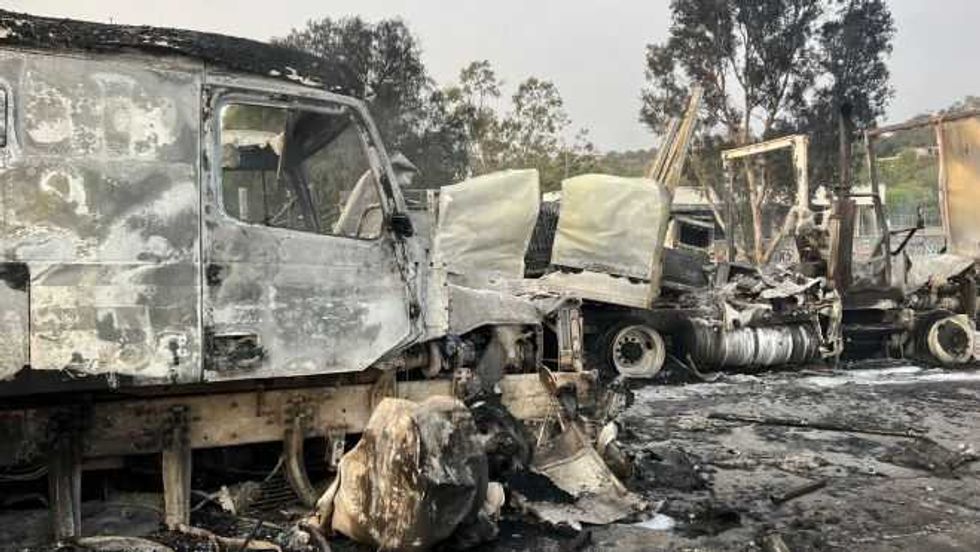 Hornaza en la México Querétaro: Más de 10 vehículos incendiados y por lo menos dos muertos que no pudieron salir de la zona del percance.