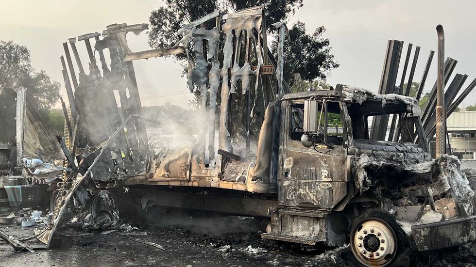 Hornaza en la México Querétaro: Ocho vehículos incendiados.