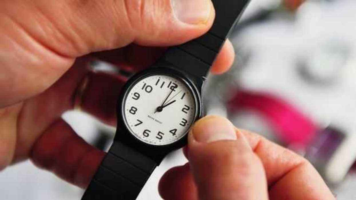 hoy-dormir-debes-atrasar-una-hora-reloj