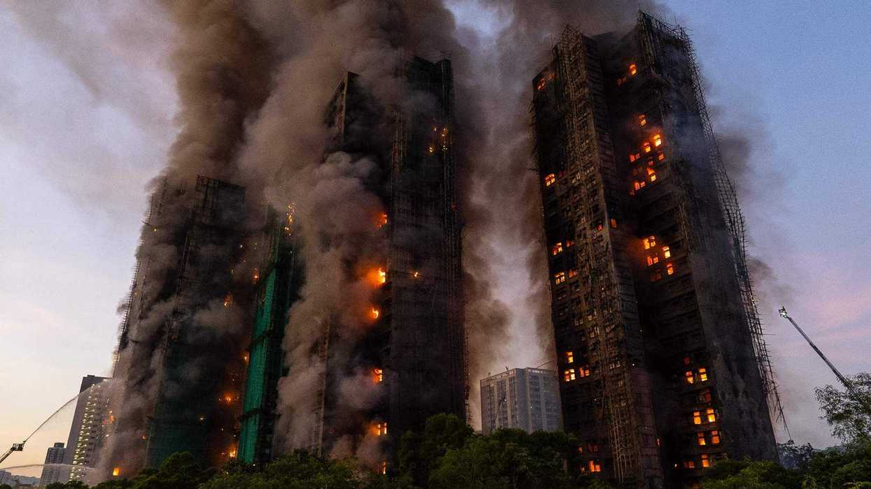 Humo elevándose de un incendio en Wang Fuk Court un complejo residencial en el distrito de Tai Po en los Nuevos Territorios de Hong Kong, el miércoles 26 de noviembre 2025. AP.