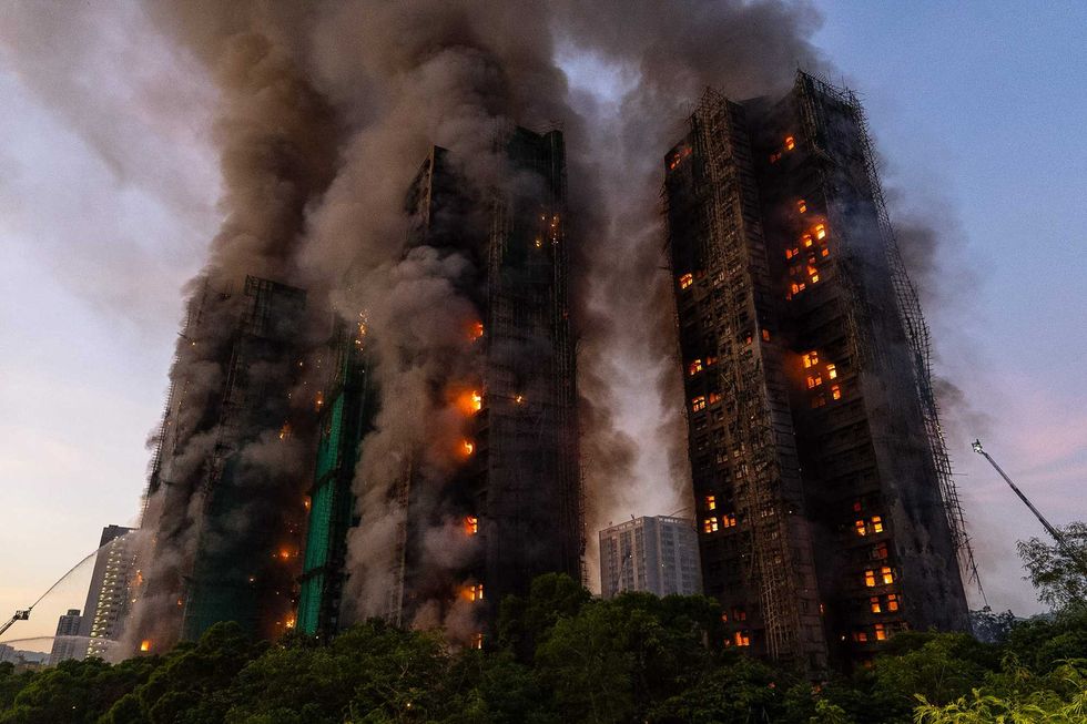 Humo elevándose de un incendio en Wang Fuk Court un complejo residencial en el distrito de Tai Po en los Nuevos Territorios de Hong Kong, el miércoles 26 de noviembre 2025. AP.