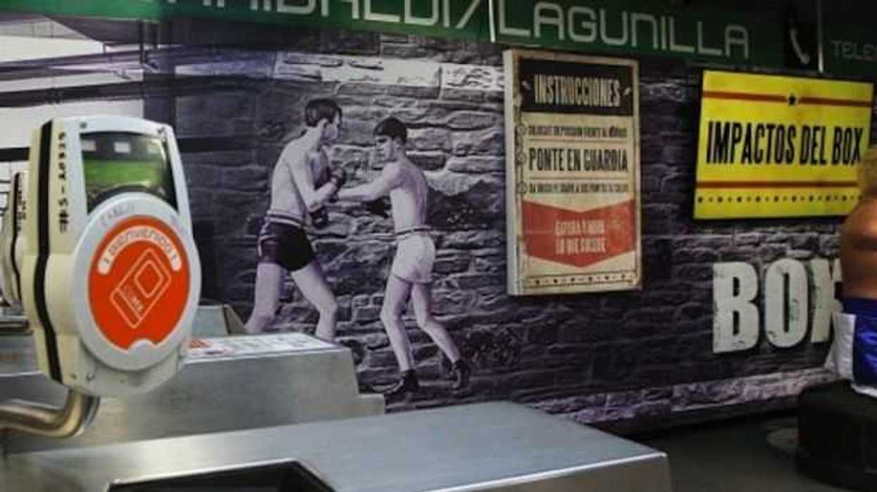 idolos-del-boxeo-mexicano-cerca-aficion-en-metro-garibaldi